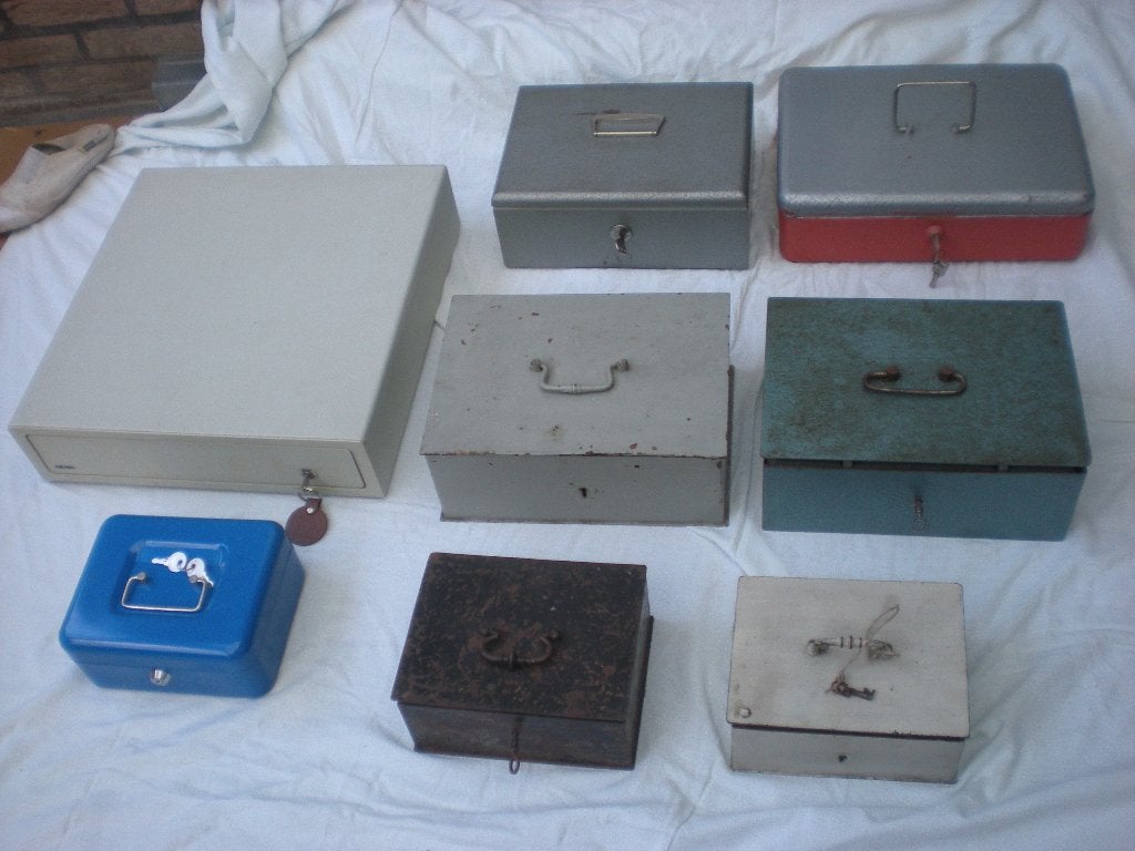 vintage geldkoffers en kassa, Ophalen