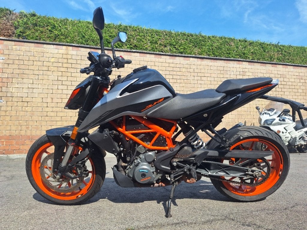 KTM Duke 390 met garantie, 390 cc, LED Verlichting, CommV Motos Raes, Minimaal motorrijbewijs A2