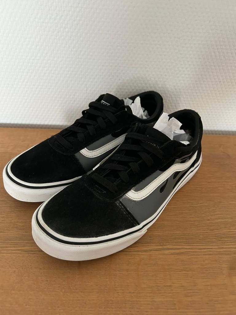 Zwart suede Vans Ward Suede Flame maat 37, Garçon ou Fille, Enlèvement ou Envoi, Comme neuf, Chaussures de sport