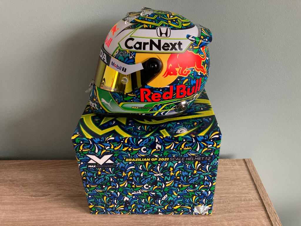 Max Verstappen 1:2 helm 2021 Brazilië Fanshop Red Bull, Verzamelen, Automerken, Motoren en Formule 1, Nieuw, Formule 1, Ophalen of Verzenden