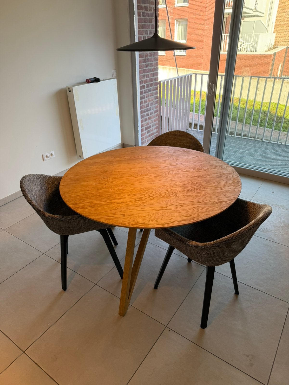 Juntoo ronde eettafel Ø 120 cm + 3 stoelen, Ophalen, Zo goed als nieuw