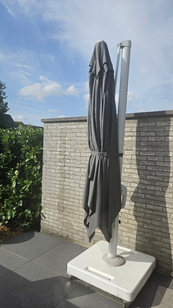 Parasol met voet op wieltjes, Ophalen, Gebruikt, Zweefparasol, Kantelbaar
