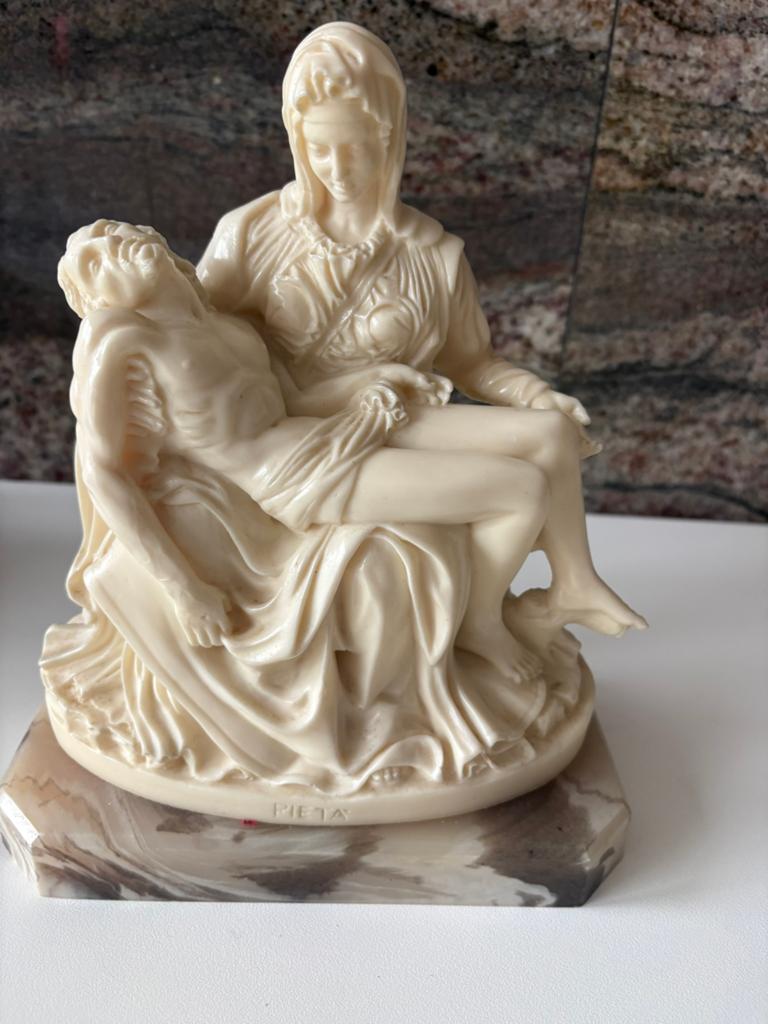 Maria met Jezus op haar schoot, Ophalen
