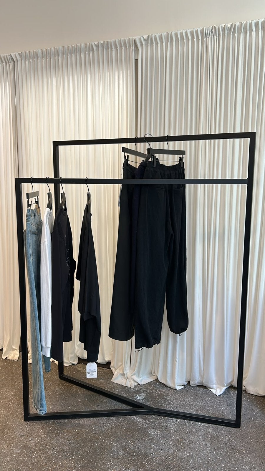 Professioneel zwart stalen kledingrek / winkelrek, Vêtements | Femmes, Portants à vêtements, Enlèvement, Utilisé