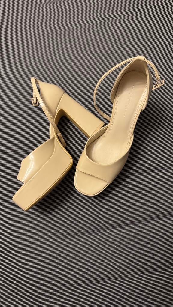 Sandale à talons bershka 40, Enlèvement, Neuf