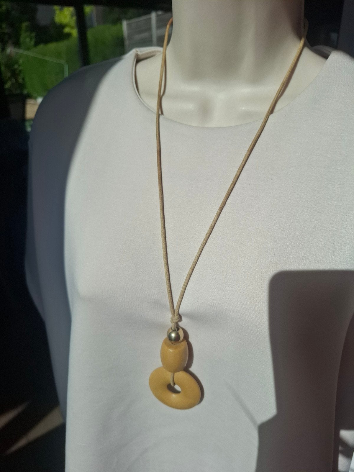 beige ketting van touw en hout, Ophalen of Verzenden, Zo goed als nieuw, Beige, Met hanger