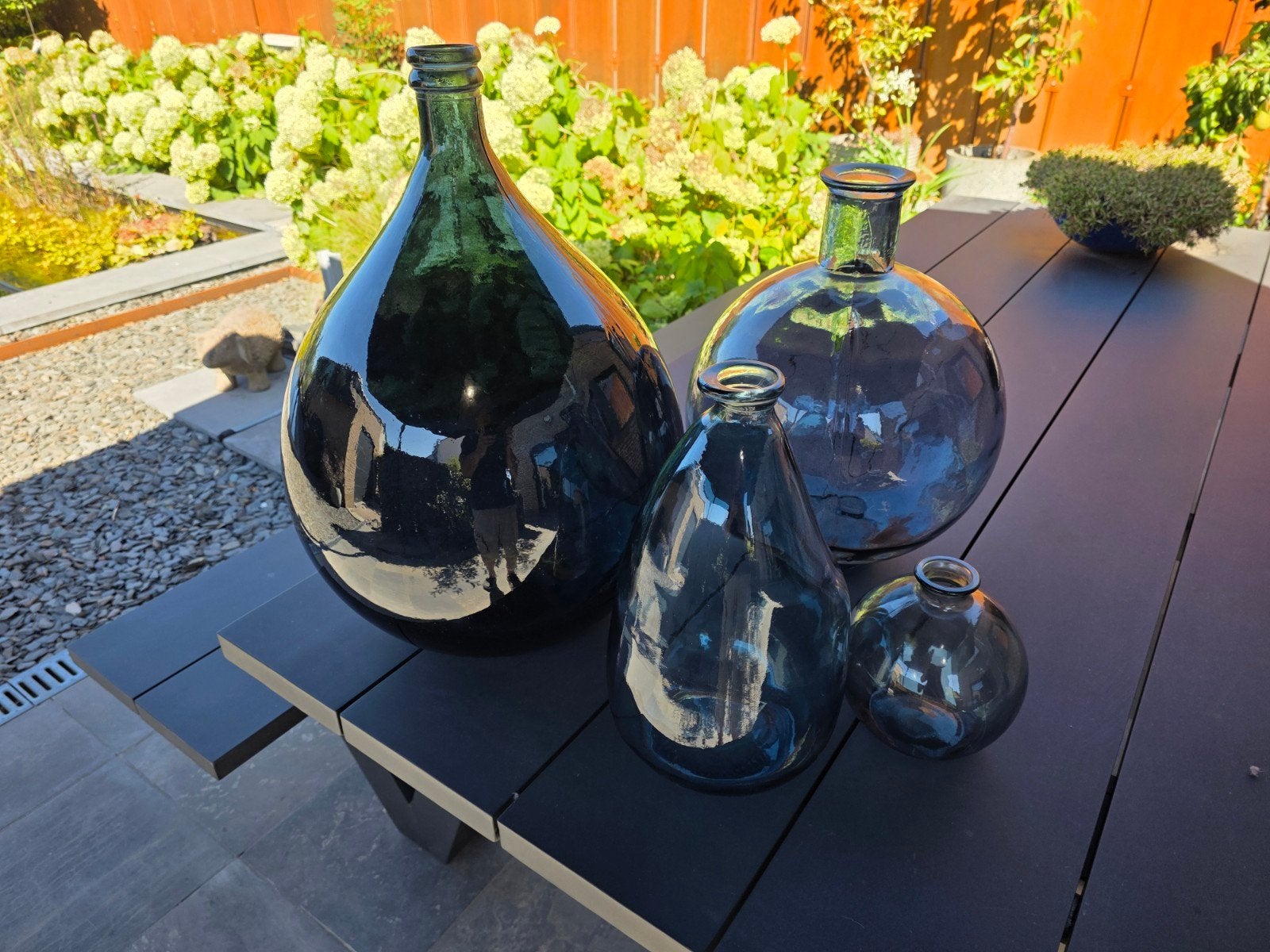 set van 4 blauwe glazen vazen / flessen, Ophalen, Blauw, Geschikt voor droogbloemen, 56 cm