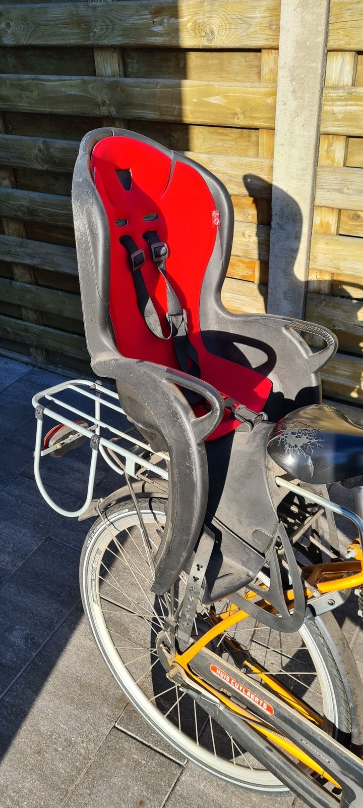Fietsstoel met optie bagagedrager., Ophalen, Gebruikt, Achterzitje, Voetsteuntjes