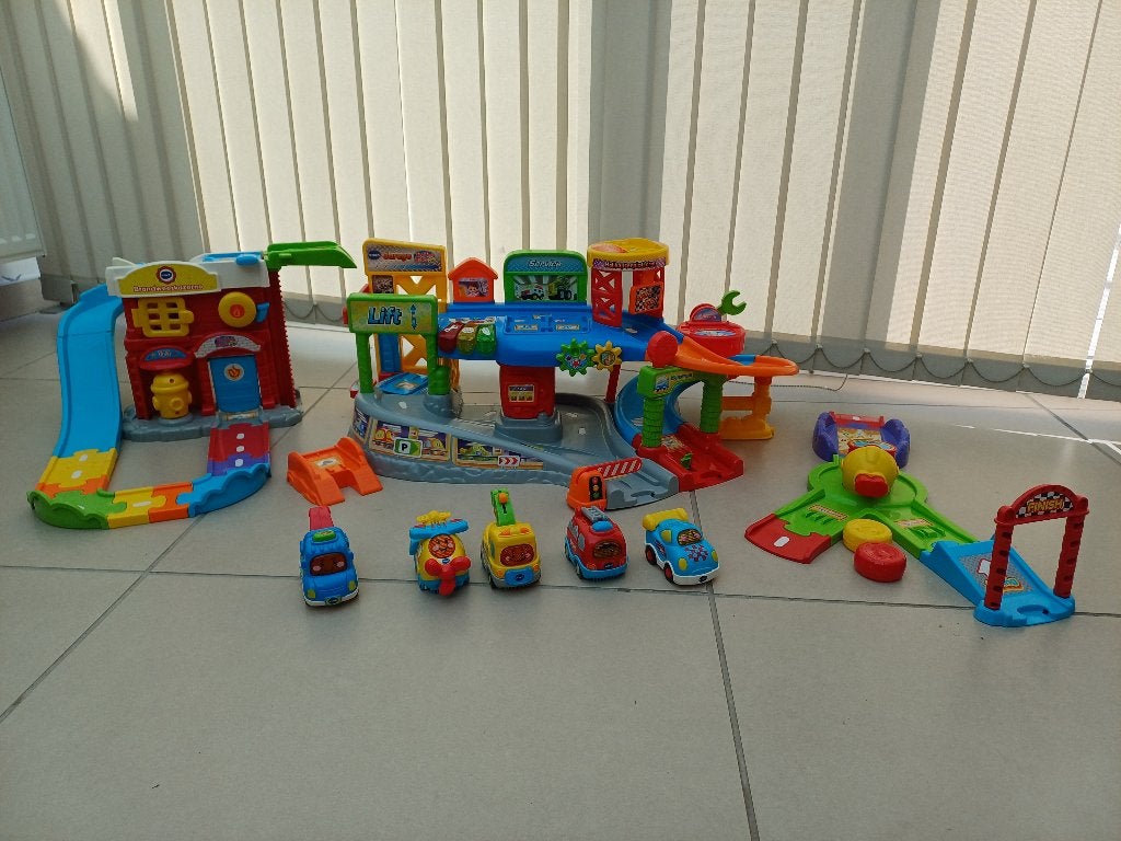 Toet Toet Auto's - garage, brandweerkazerne en stuntbaan, Kinderen en Baby's, Speelgoed | Vtech, Ophalen, Gebruikt