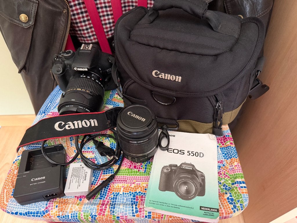 Canon EOS 550D camera met toebehoren op, Enlèvement, Utilisé, Pare-soleil, Canon