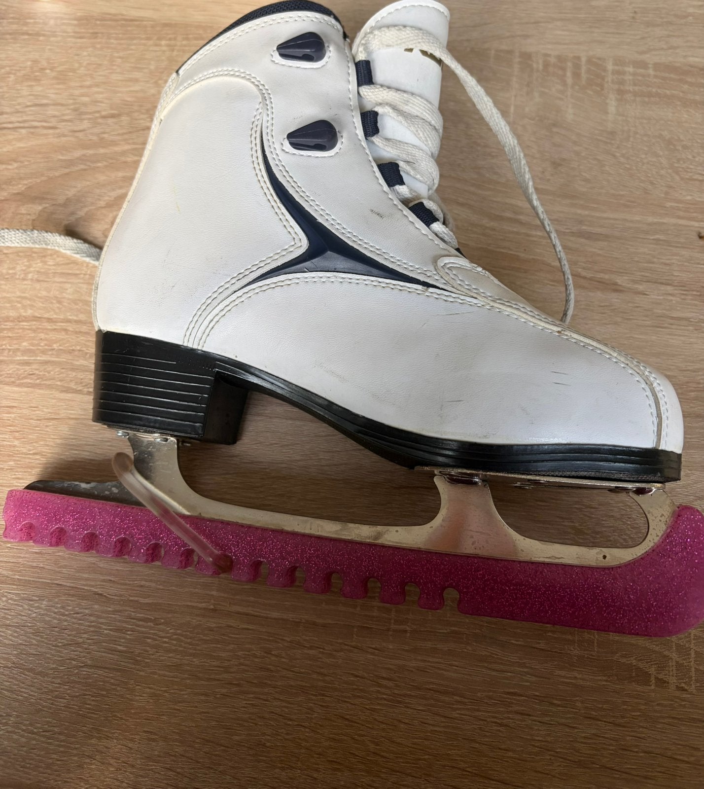 Roces schaatsen wit maat 39 + beschermers, Zo goed als nieuw, Kunstschaatsen, Ophalen, Overige merken