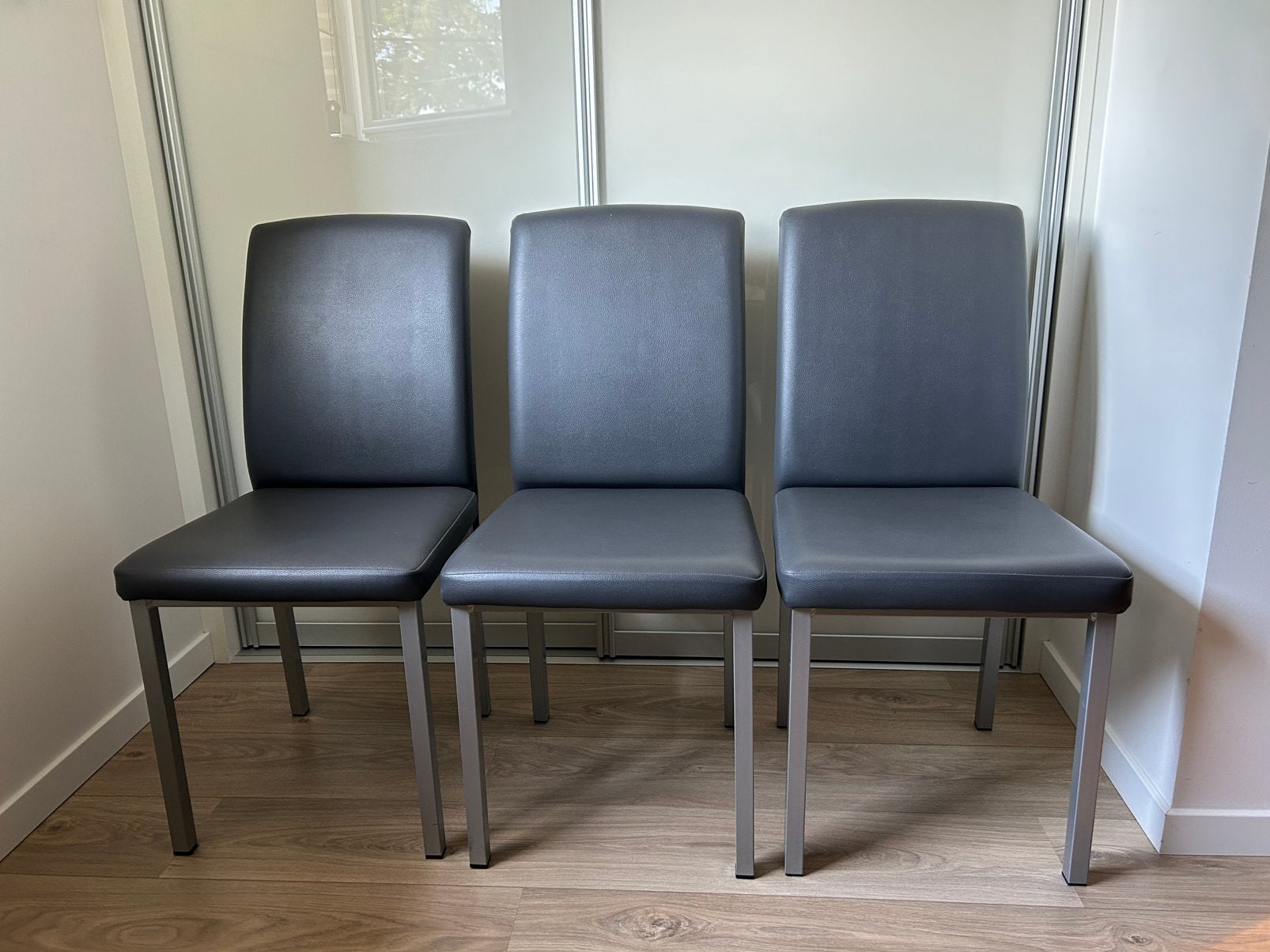 6 keukenstoelen, merk perfecta, grijs, Huis en Inrichting, Stoelen, Ophalen, Zo goed als nieuw, Grijs