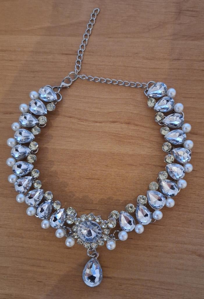 Chokerketting versierd met strasstenen en imitatieparels, Handtassen en Accessoires, Kettingen, Kunststof, Overige kleuren, Nieuw