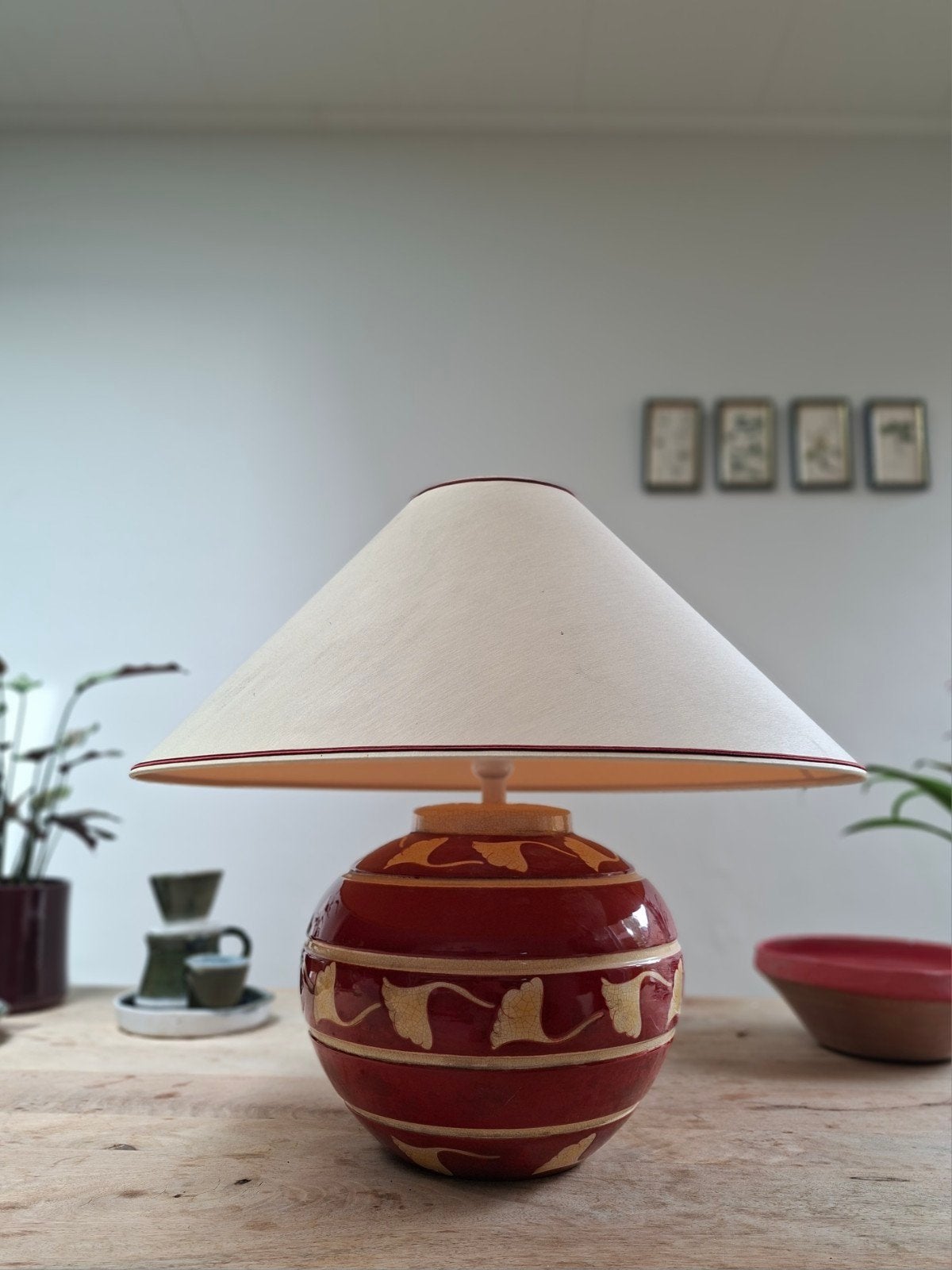 Vintage keramische tafellamp handgesigneerd – bordeaux/cre, Huis en Inrichting, Lampen | Lampenkappen, Ophalen, Tafellamp