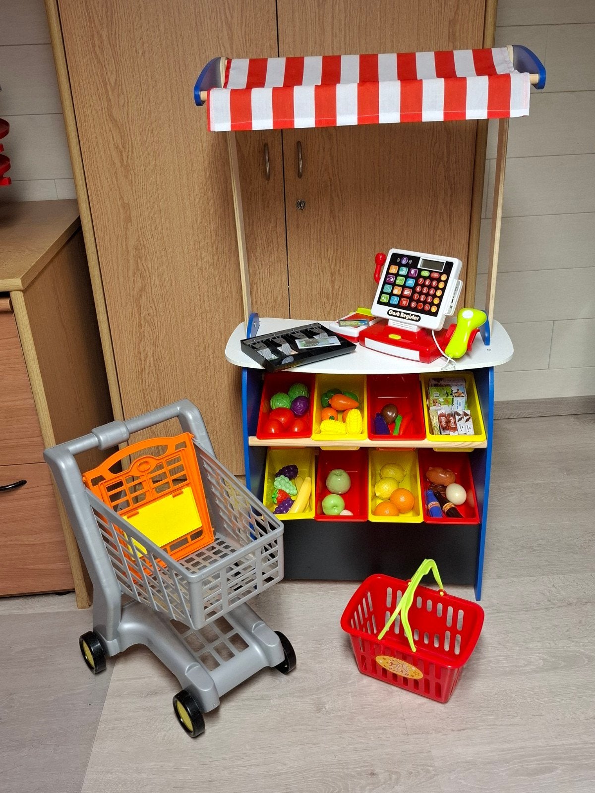 Duurzaam houten speelgoedwinkeltje + vele toebehoren, Kinderen en Baby's, Ophalen, Zo goed als nieuw, Overige typen