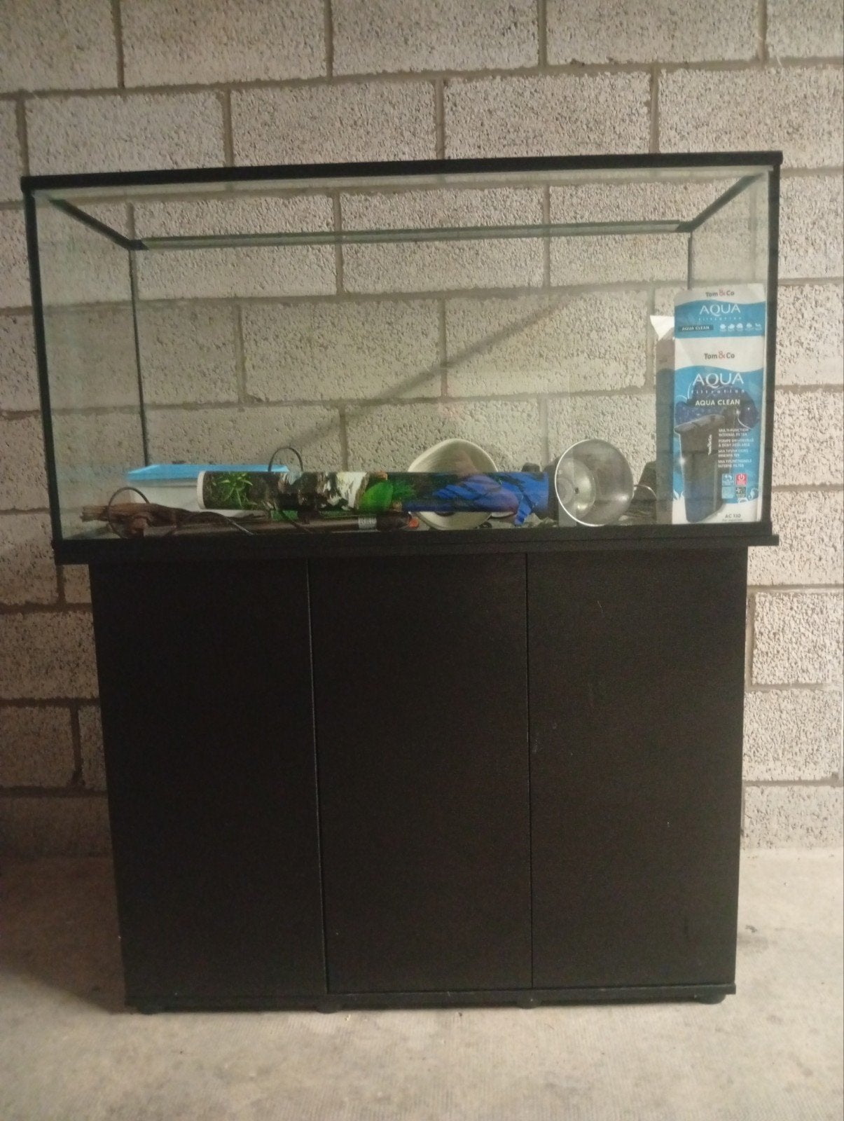 Grand aquarium avec son meuble noir et que quelques accessoi, Animaux & Accessoires, Poissons | Aquariums & Accessoires, Enlèvement