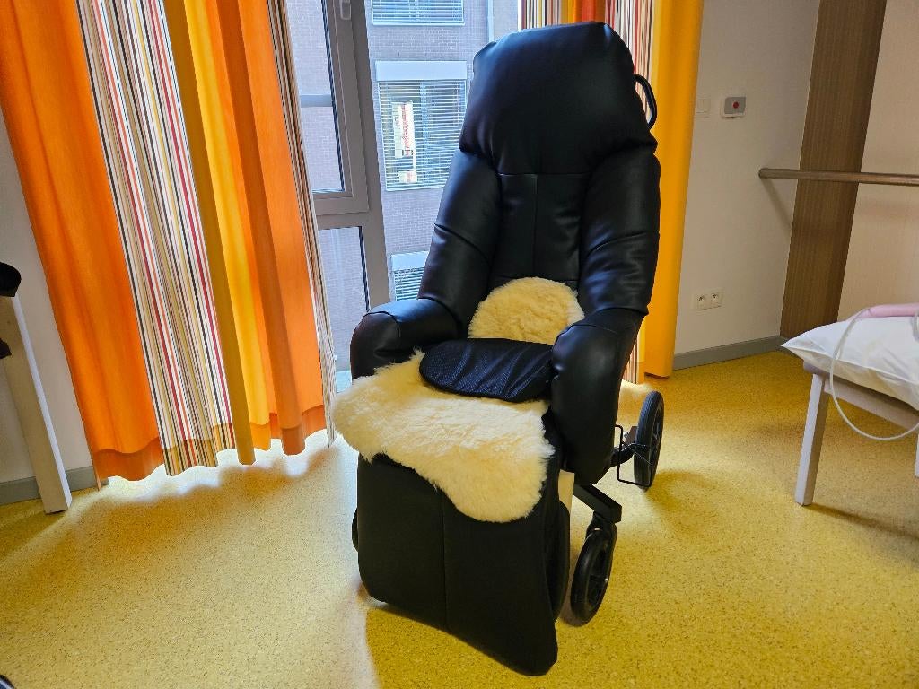 Zorgzetel / rolstoel / comfortstoel, mag goedkoop weg, Ophalen, Zo goed als nieuw, Duwrolstoel