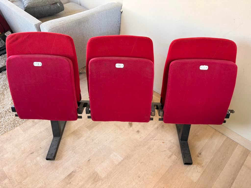 Rode theaterstoelen 3 zit, Ophalen