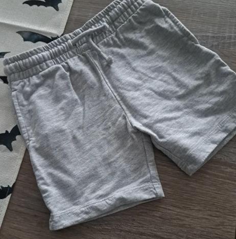 Next grijze short 3/4 jaar, Kinderen en Baby's, Kinderkleding | Maat 98, Broek, Ophalen of Verzenden, Zo goed als nieuw, Next
