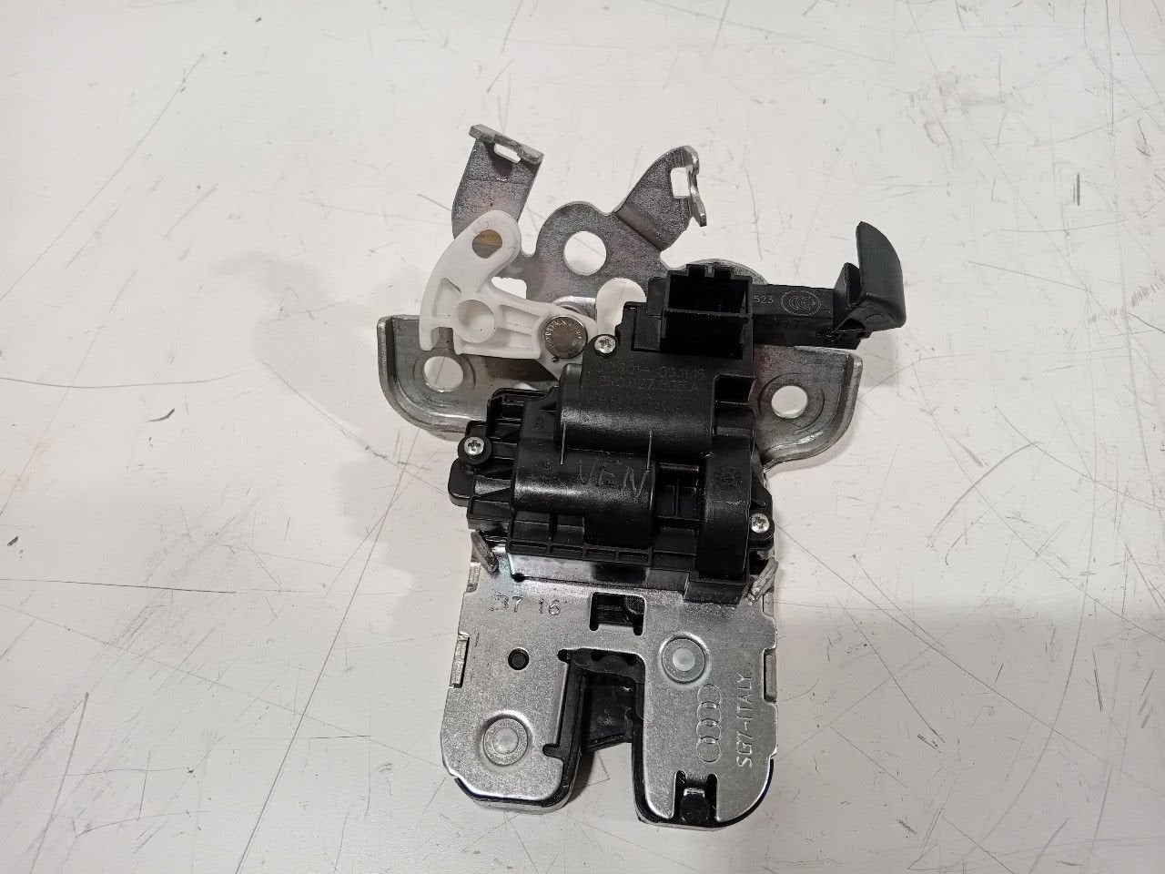 Slot mechaniek kofferdeksel achterklep elektrisch Audi A3, Auto-onderdelen, Onderdelen@venauto.nl, Van der Ven Autorecycling B.V.