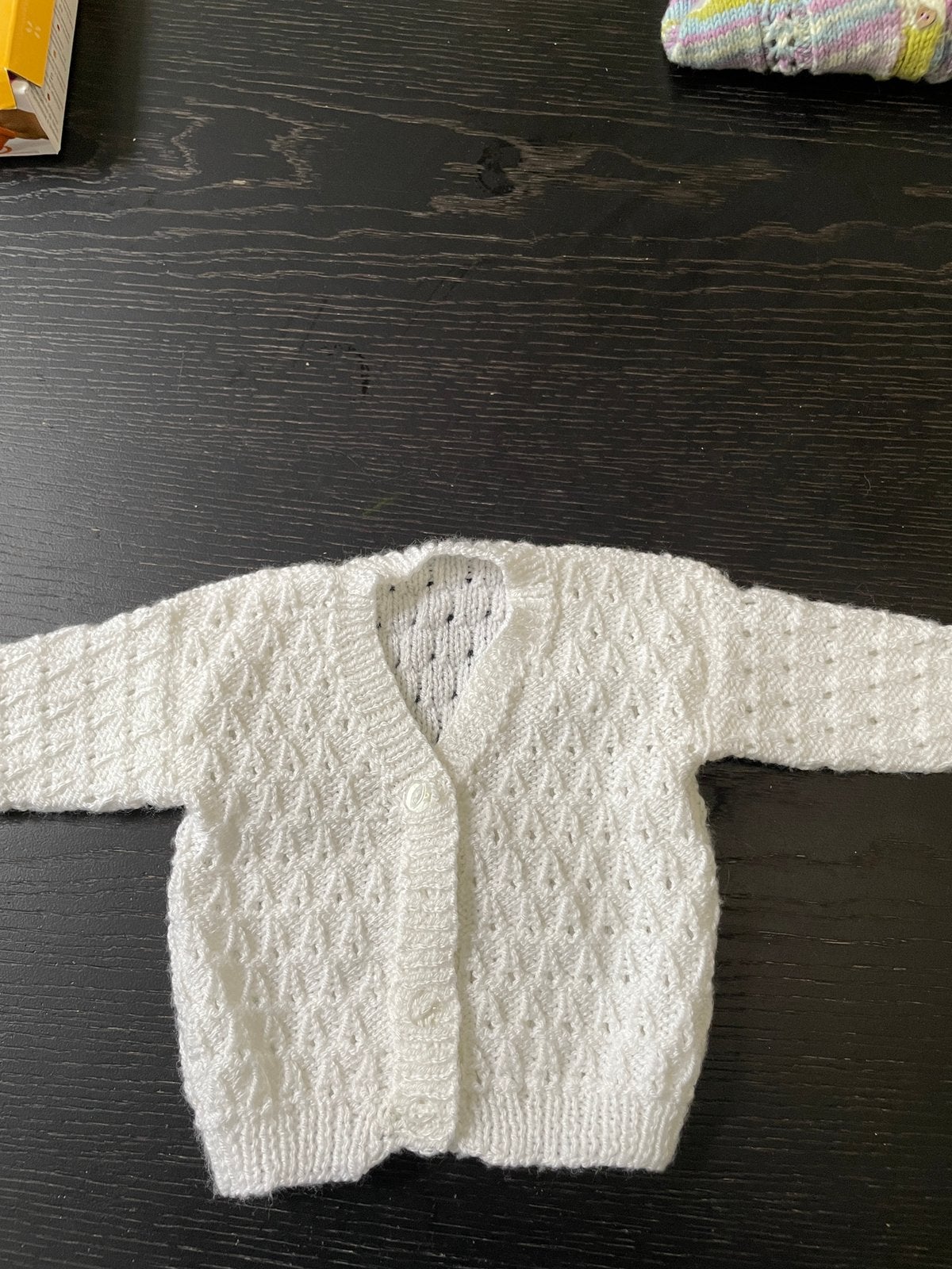 Gilet/cardigan blanc tricoté à la main bébé taille 62/68, Enlèvement ou Envoi, Comme neuf