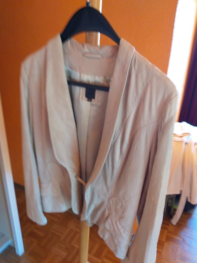 Twee leren dames Vest kleur gebroken wit maat 42, Ophalen, Maat 42/44 (L), Wit