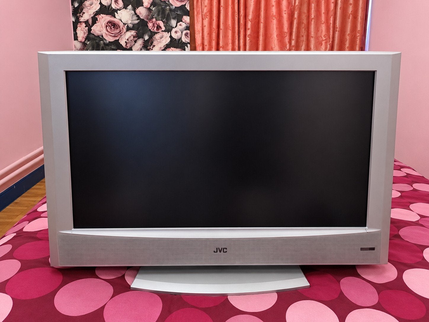 Télévision JVC argentée avec pied, Autres marques, Moins de 40 cm, 50 Hz, Enlèvement