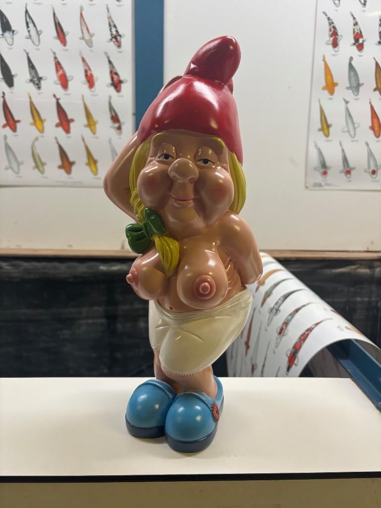 Gros lutin à poitrine nue Bobbi, Enlèvement ou Envoi, Neuf, Synthétique, Nain de jardin