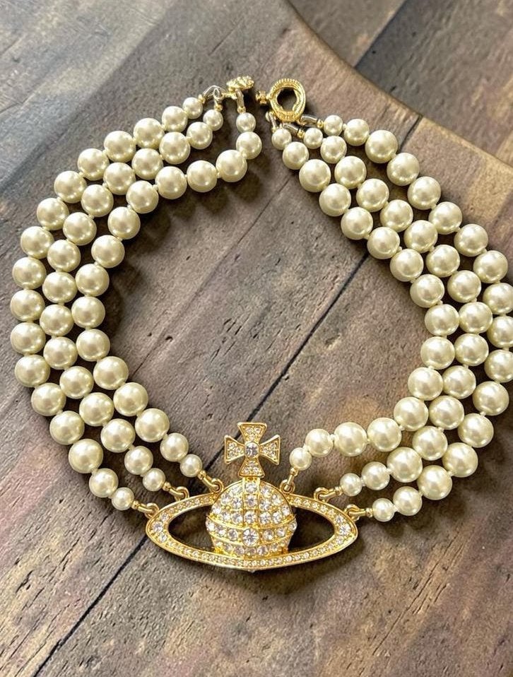 Vivienne Westwood triple row pearl gold choker necklace, Envoi, Comme neuf