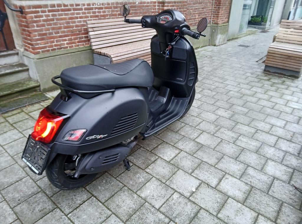 Vespa GTS 300 notte!, Entreprise