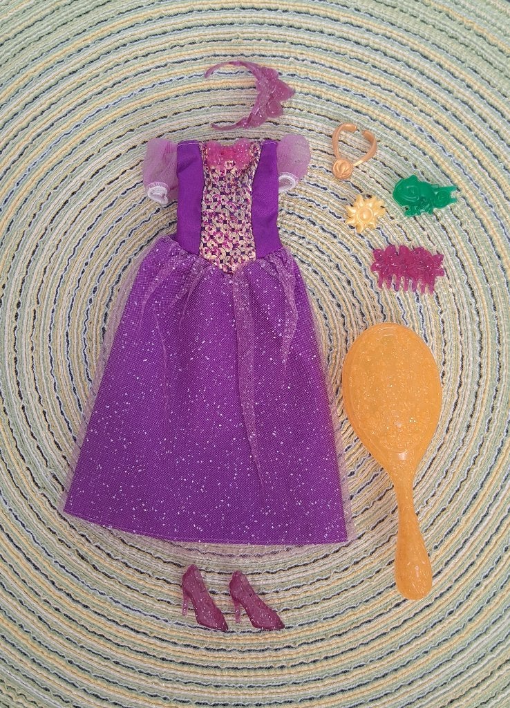 Disney - Kledingsetje voor Rapunzel pop, Ophalen of Verzenden, Gebruikt, Barbie