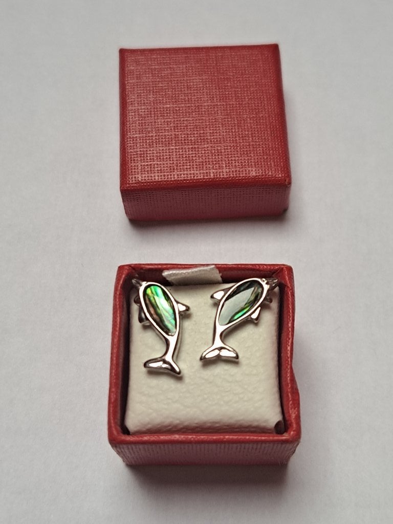 Oorbellen zilverkleurige dolfijnen met groene accenten, Ophalen of Verzenden, Zo goed als nieuw, Knopjes of Stekers