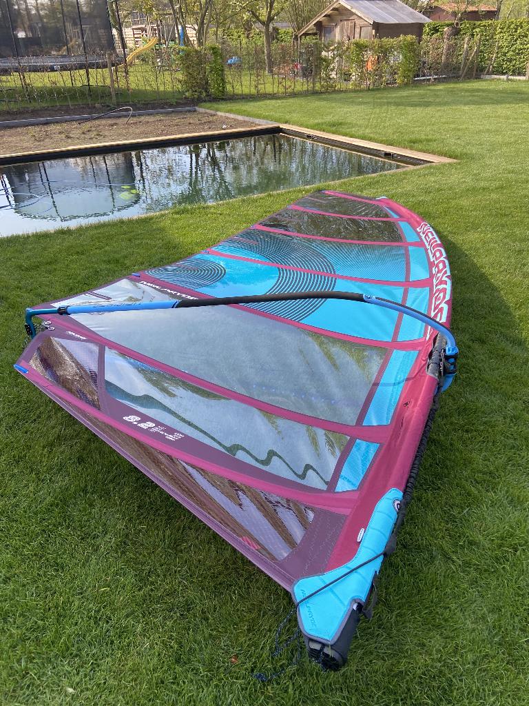 neilpryde v8 2020 8.2, Watersport en Boten, Windsurfen, Ophalen, Met zeil(en), Zo goed als nieuw, 8 m² of meer