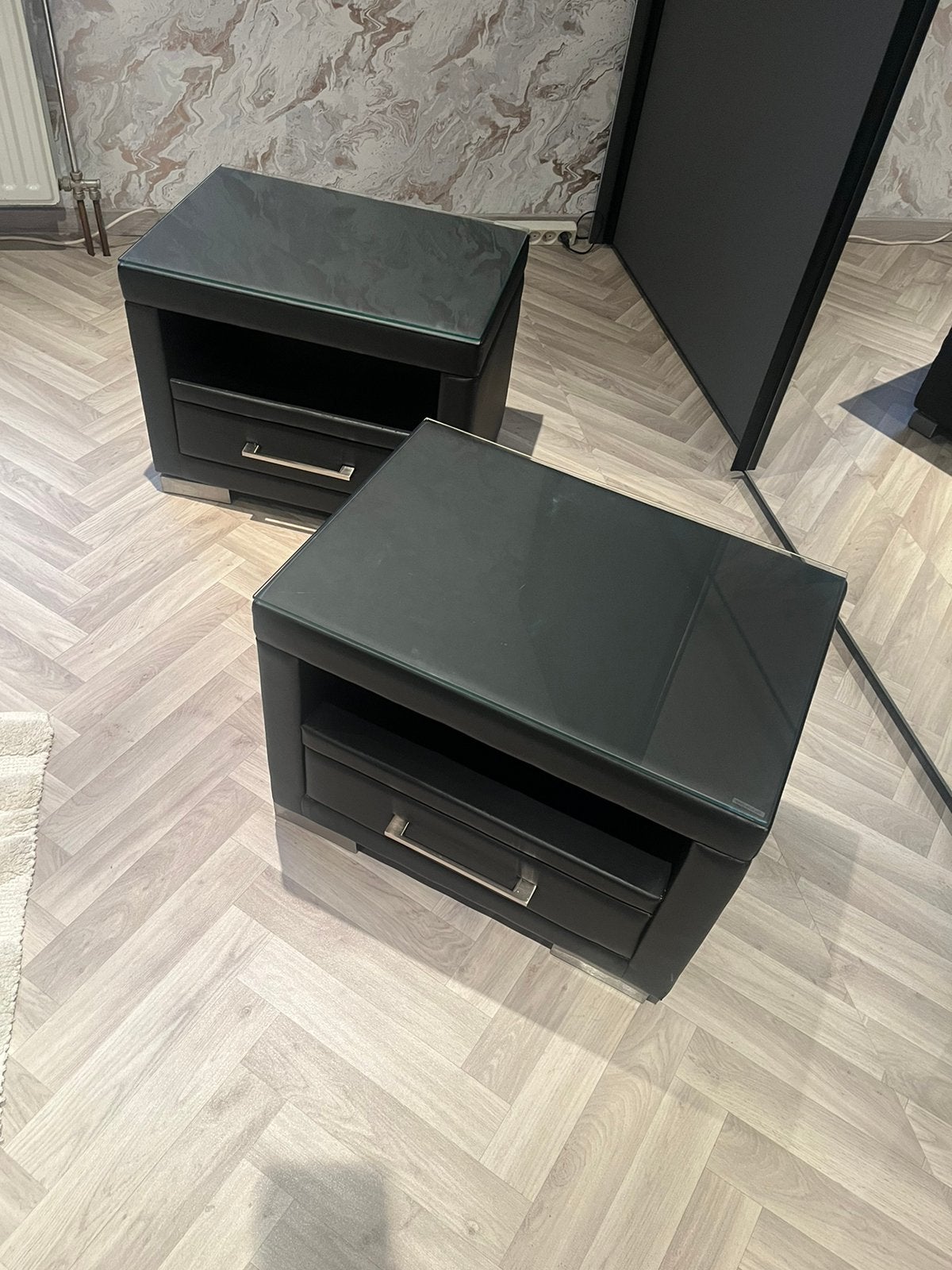 2 tables de nuit en cuir noir prix 220e les 2, Enlèvement, Utilisé