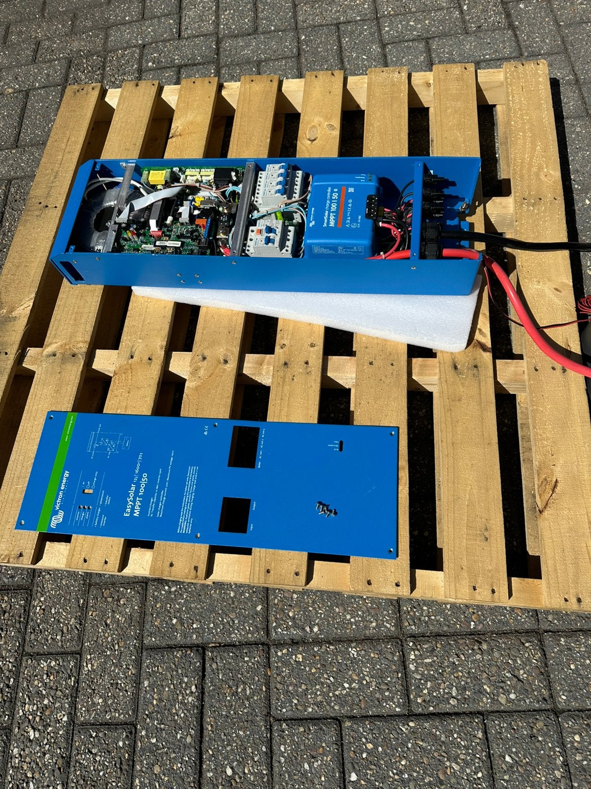 Victron Easy solar 12volt -1600 watt 220v  70A laden, Ophalen of Verzenden, Nieuw, Overige typen