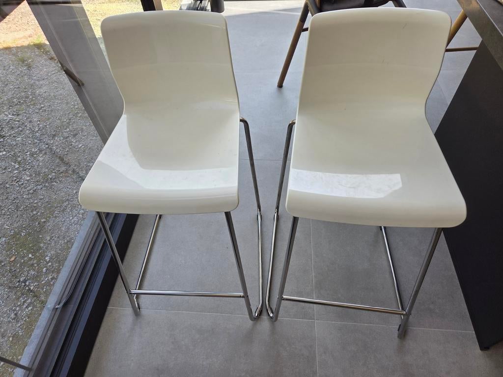 2 witte barkrukken, Ophalen