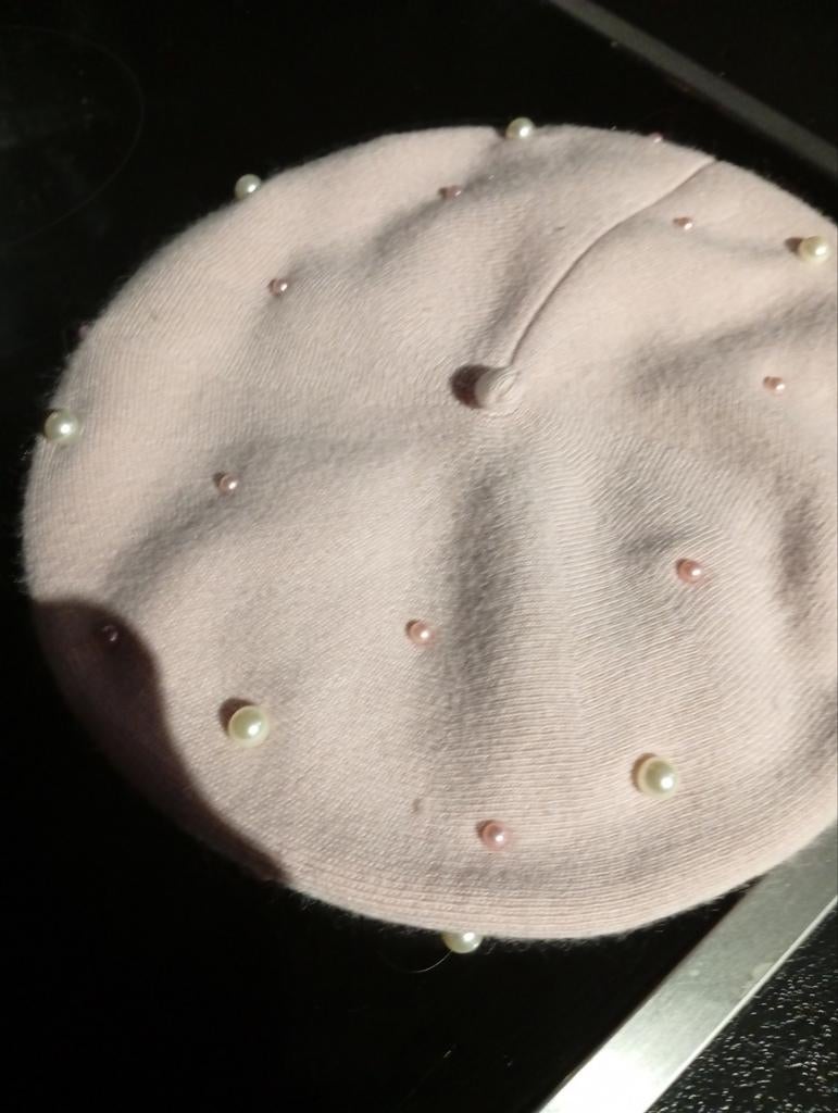 Béret pour femme rose pâle avec perles