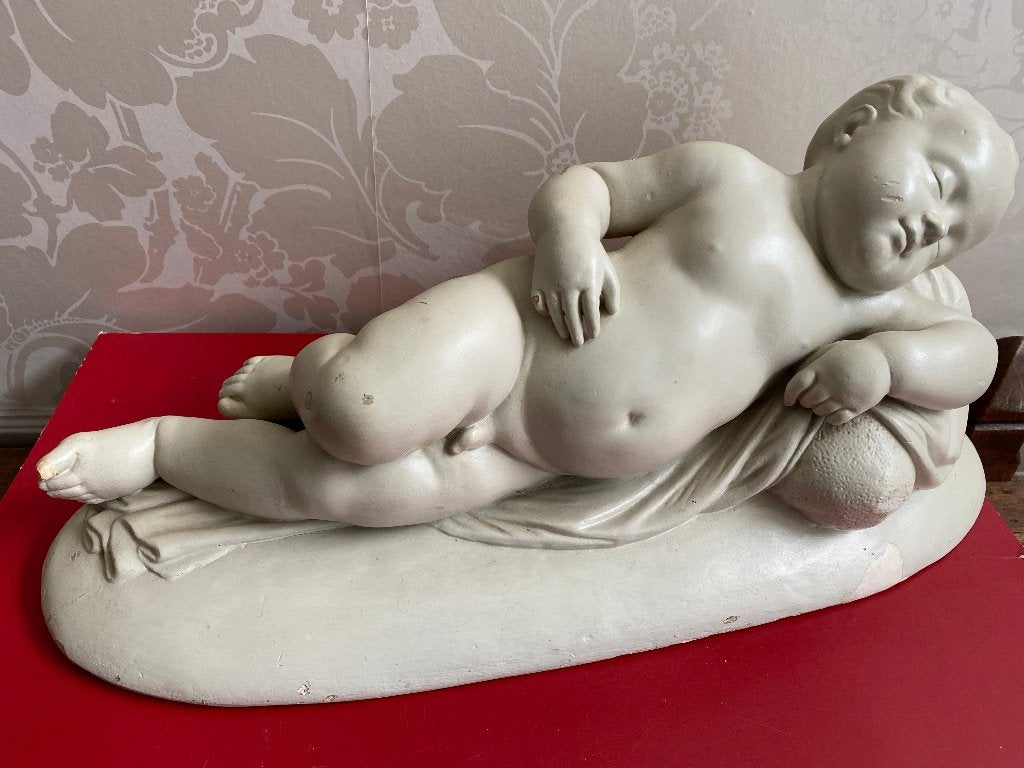 sculptuur van een slapende baby, putto of cherubijn, Antiek en Kunst, Gips, Ophalen of Verzenden, 20 - 50 cm, Wit