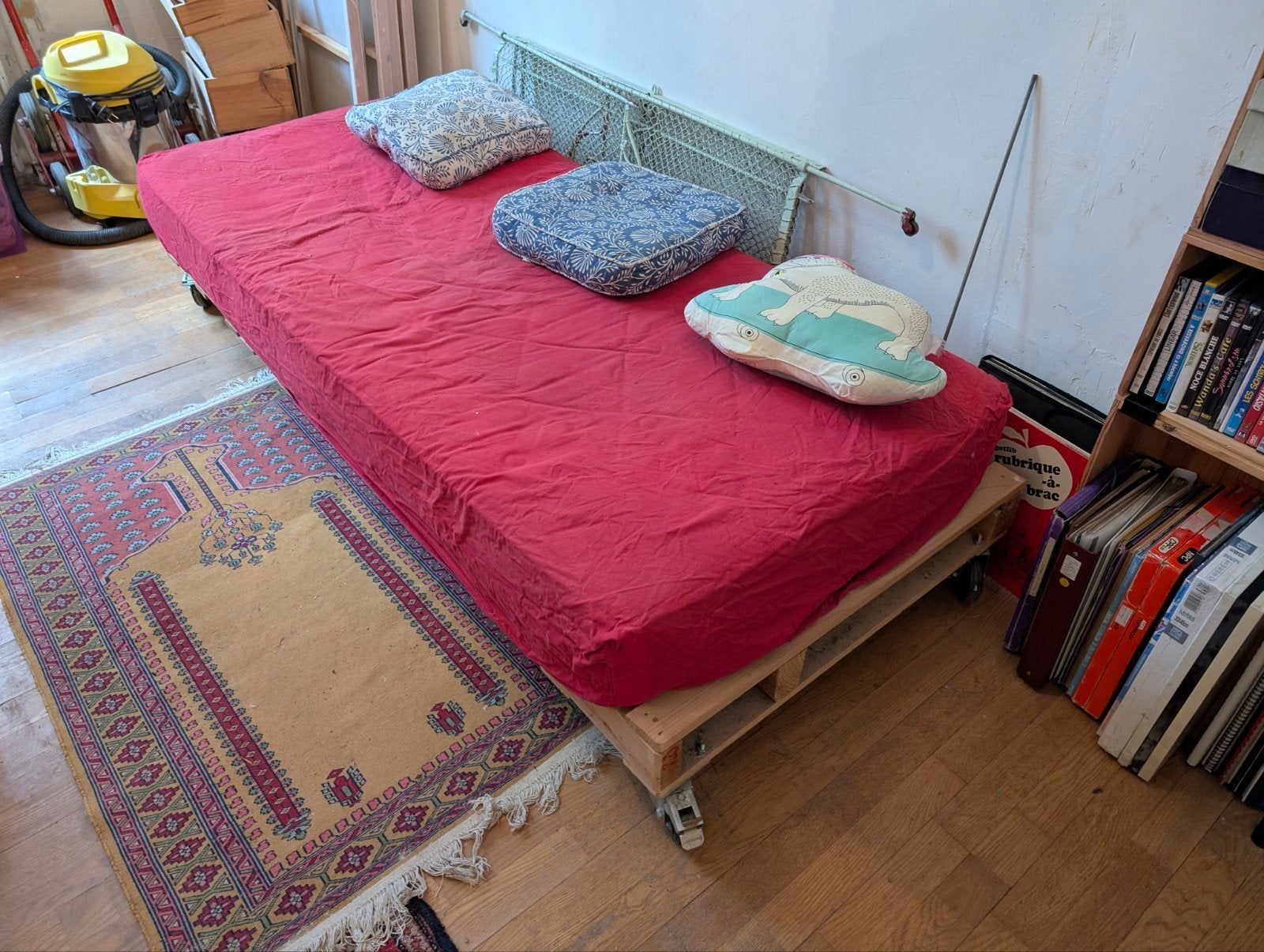 Dagbed in industriële stijl/doe-het-zelf met matras en wiele, Ophalen, Gebruikt, Eenpersoons, Beige