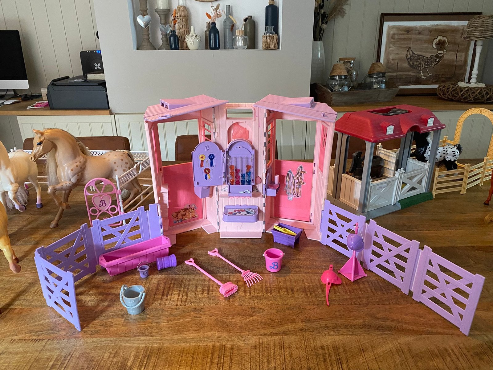Barbie paardenstallen/ paarden/ poppen, Enfants & Bébés, Enlèvement, Utilisé, Garçon ou Fille