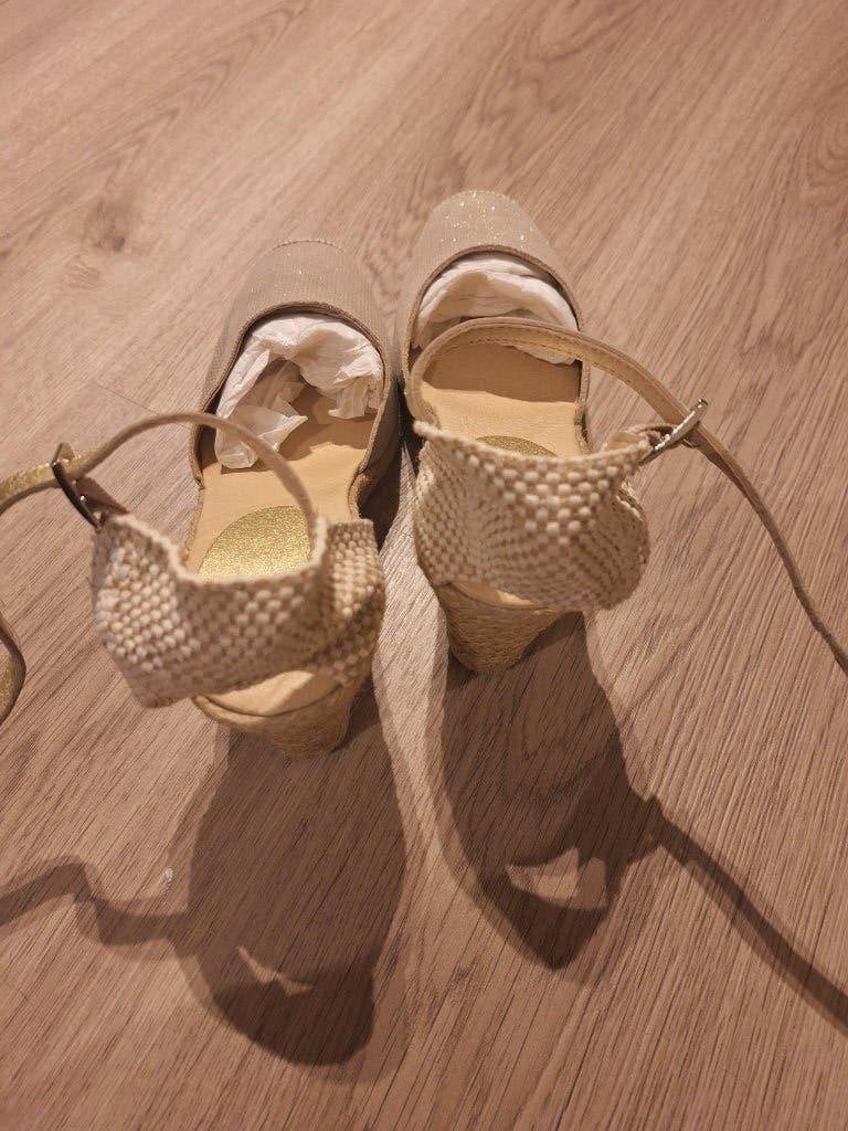 NIEUWE heel mooie elegante damesschoen, met riempje, Exit., Kleding | Dames, Schoenen, Exit, Beige, Nieuw, Ophalen of Verzenden