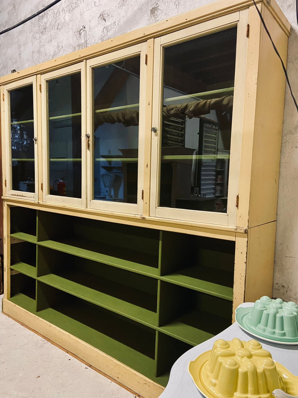Armoire cuisine française antique à vaisselle jaune vintage, Enlèvement ou Envoi