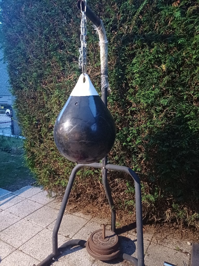 Sac de boxe ( aquabag)  avec socle , 14 élastiques etc., Sports & Fitness, Enlèvement, Utilisé, Sac de boxe