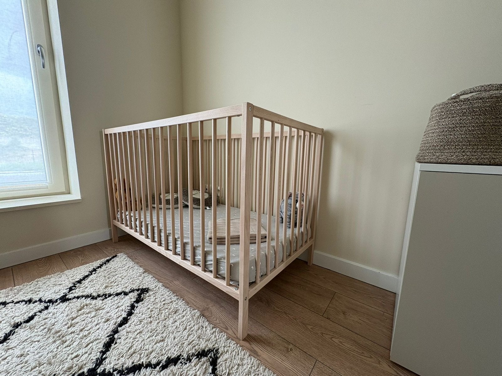 babybed + matras + hoeslakens /Lit bébé + matelas + draps, Enlèvement, Comme neuf