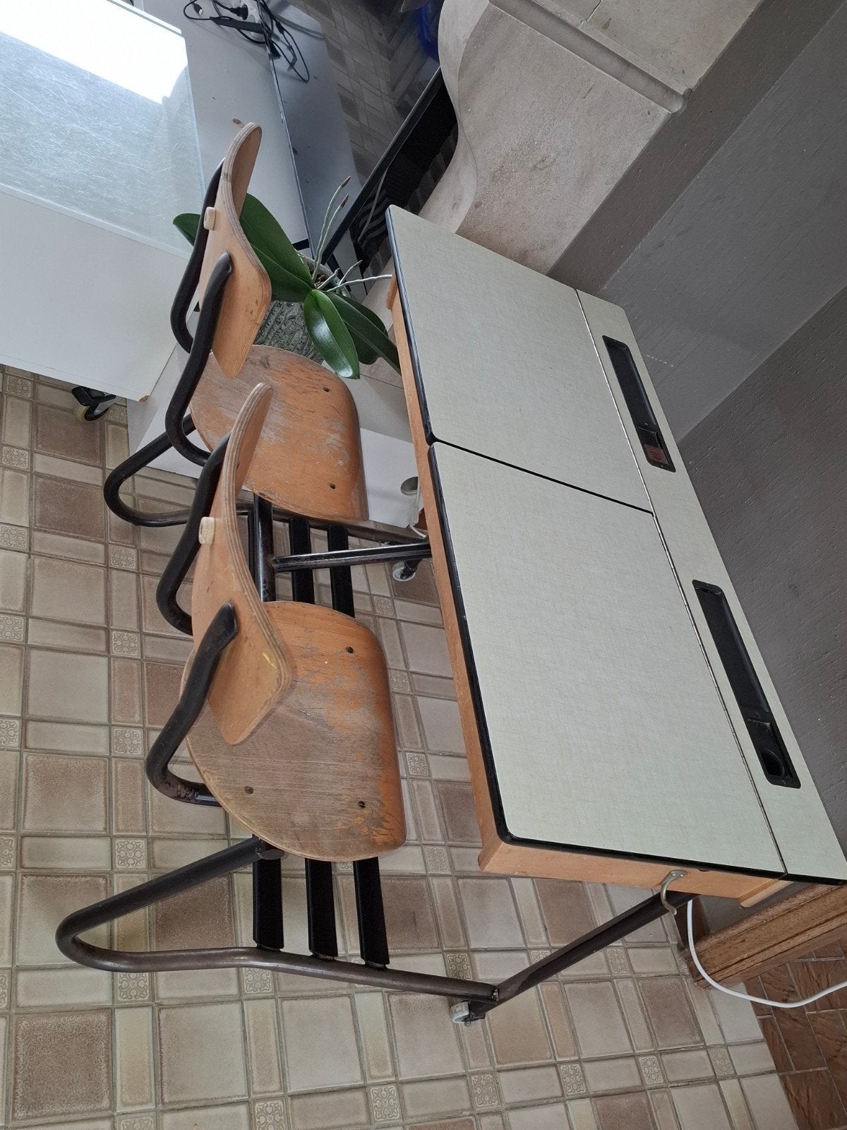oud schoolbankje met vaste stoelen, Ophalen