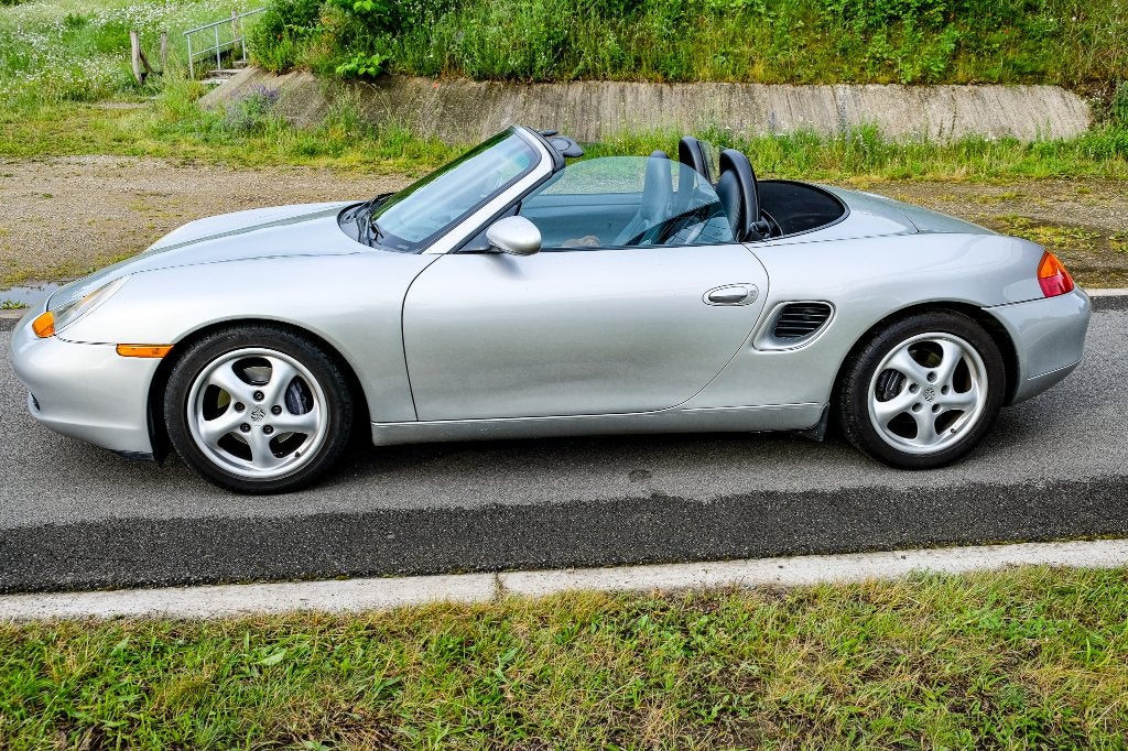 Porsche Boxster 2.5i 204ch Automatique Historique 986, Autos, Porsche, Cuir, Argent ou Gris, Entreprise, Entretenue par le concessionnaire