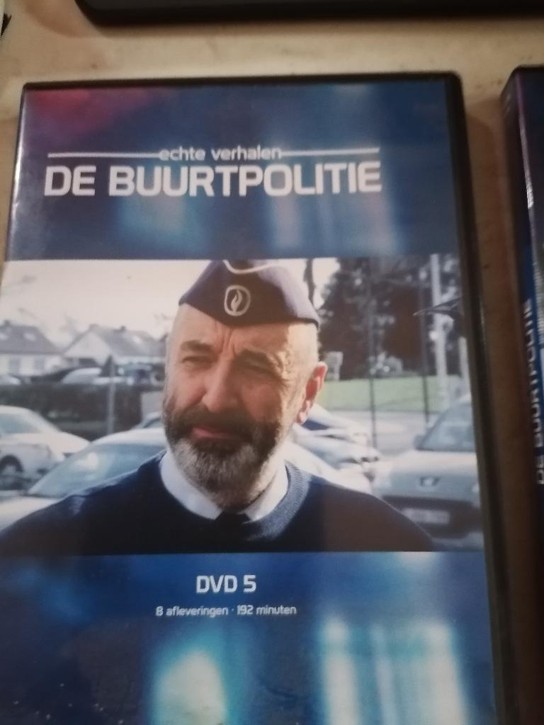 46 afleveringen (dvd) buurtpolitie, Ophalen, Zo goed als nieuw