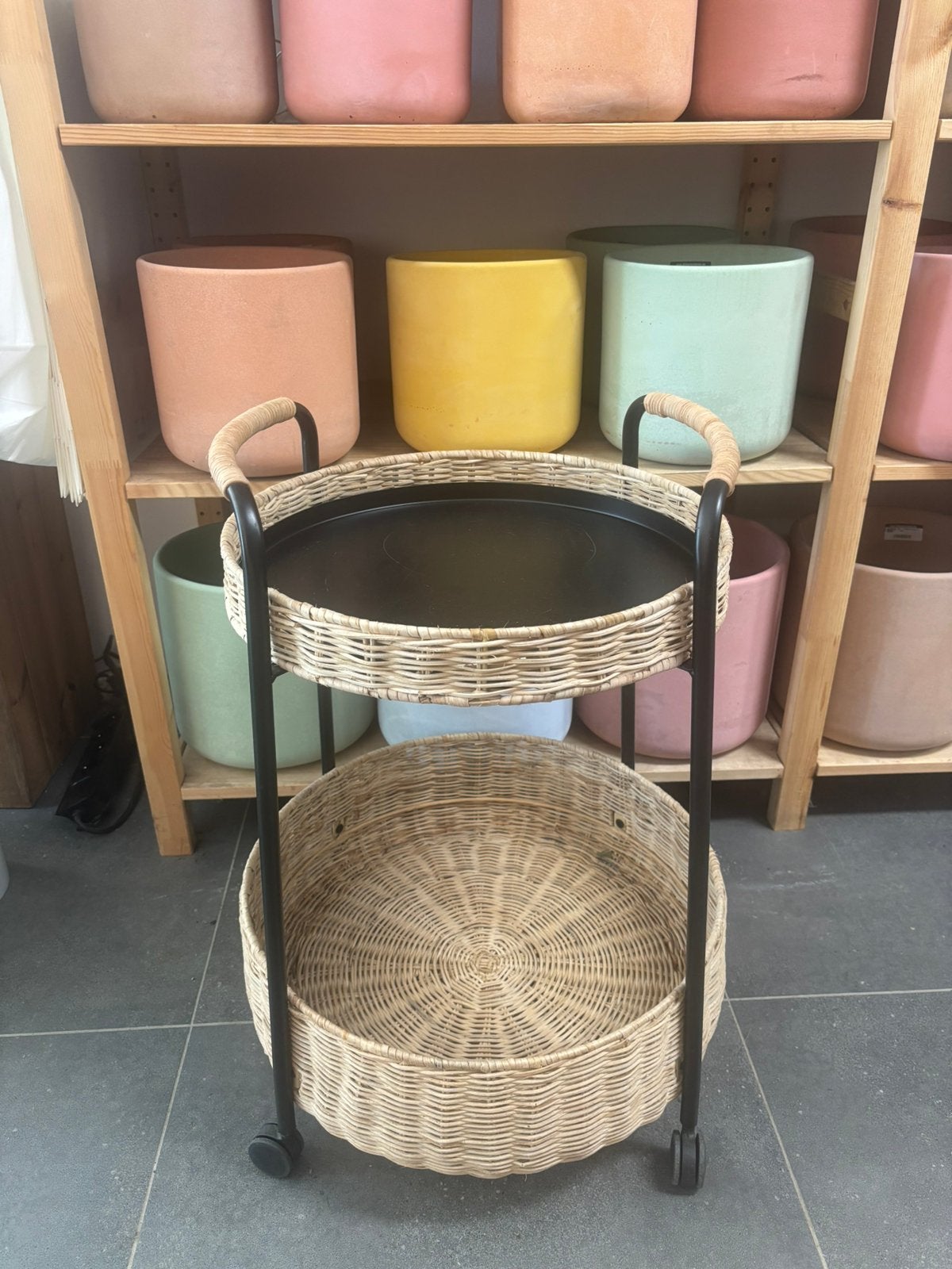 Rotan tafel op wieltjes, Ophalen, Gebruikt
