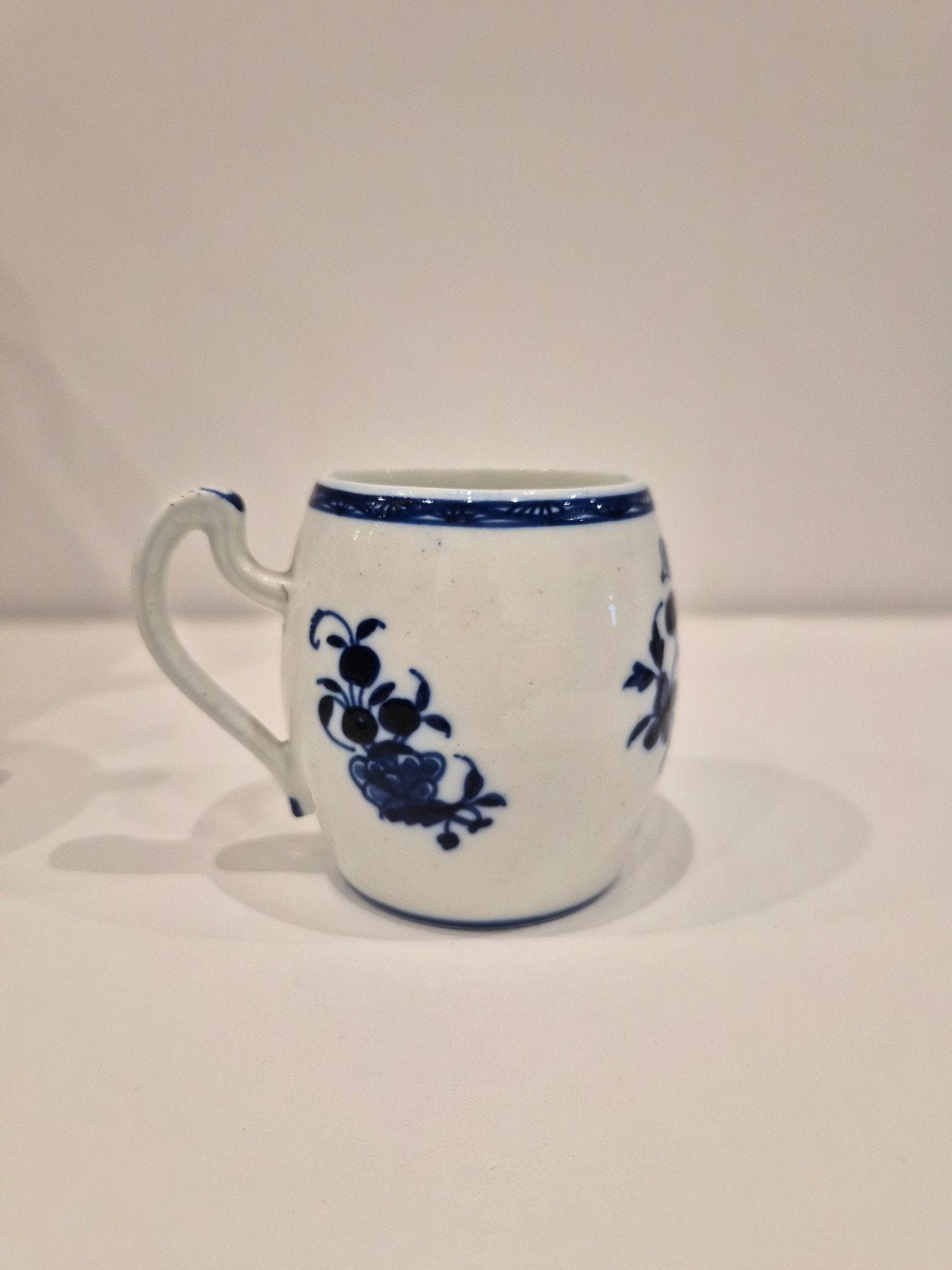 Moutardier en porcelaine de Tournai décor à la mouche., Envoi
