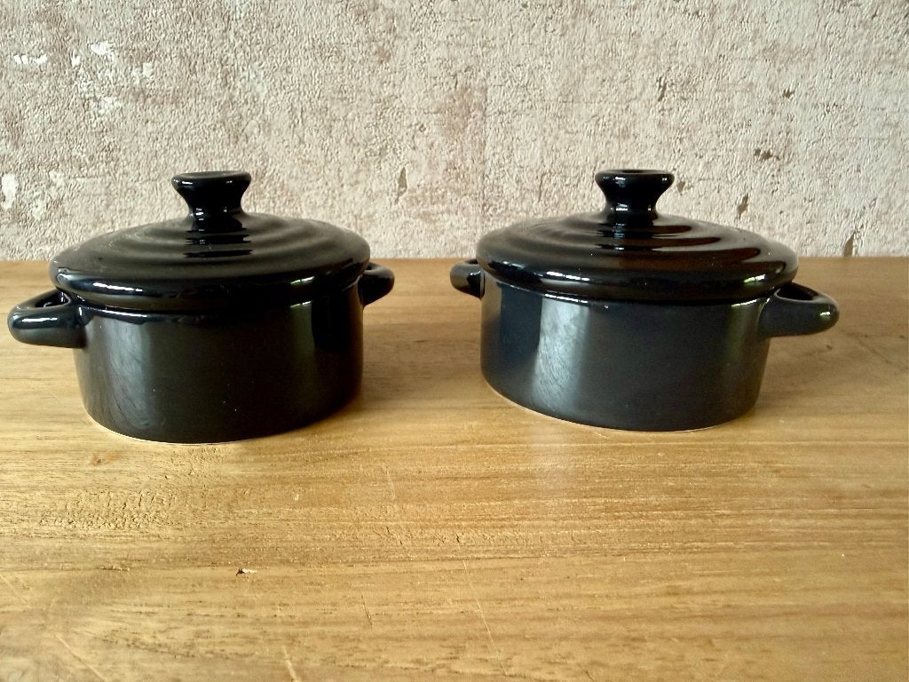 Set van 2 mini cocottes / ovenschaaltjes met deksel, Maison & Meubles, Cuisine | Casseroles & Poêles, Enlèvement, Neuf, Autres matériaux